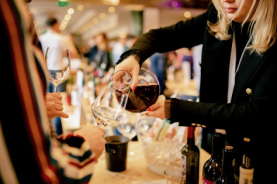RO-Wine Cluj 2024, cu un format inedit, la a cincea ediție! Participanților li se oferă o selecție exclusivă de vinuri, de la producători din zece țări
